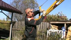 Как сделать бюджетный подъемный кран своими руками для постройки дома.
