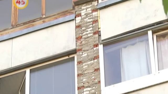 В Кургане обвалилась облицовка жилого дома смотреть онлайн