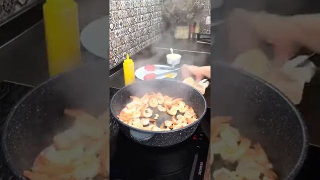Как пожарить КРЕВЕТКИ? Жаренные креветки к пиву. Креветки с чесноком. смотреть онлайн