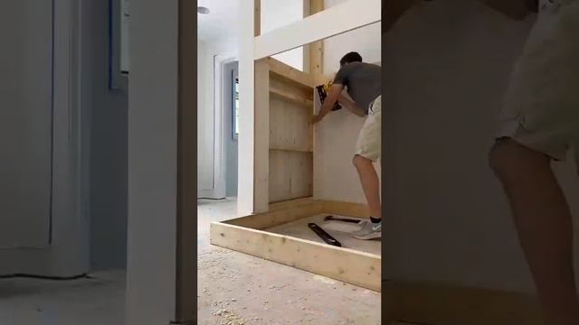 Двухъярусная кровать с маленьким столиком.mp4 смотреть онлайн