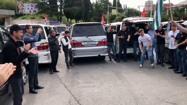 Зажигательная лезгинка. Танцы Кавказа. Джигиты танцуют. Автопробег на День Победы! Альфард клуб 202 смотреть онлайн
