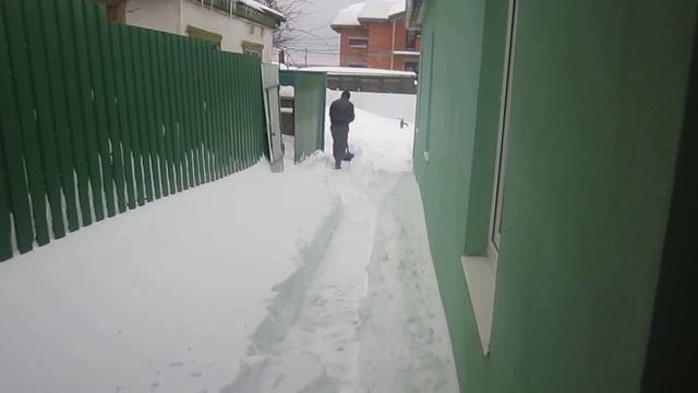 Очистка снега, освобождаем машину из плена смотреть онлайн