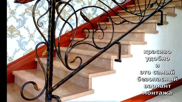 Интерьерная лестница в доме с каменными ступенями и кованые перила из металла, отделка ступенек смотреть онлайн