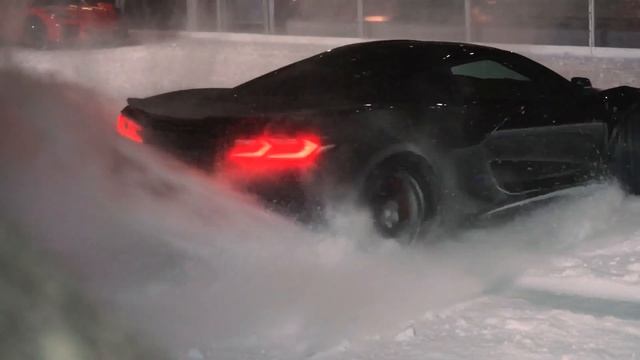 Chevrolet Corvette - 70 Jahre The Rink im Rockefeller Center - wilde Drifts im Schnee mit einer C8! смотреть онлайн