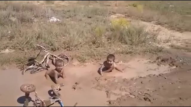 Дети купаются в грязи смотреть онлайн