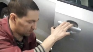 Как снять ручки дверей Volkswagen polo.фольцваген поло.снятие ручек  How to remove the handle on