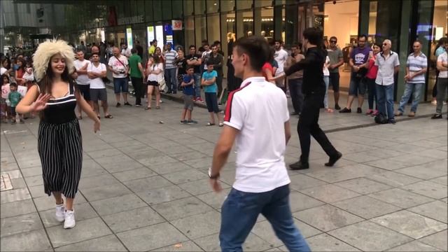 Девушка Танцует Огненно В Центре Тбилиси С Парнями 2019 Чеченская Песня ALISHKA ELVIN смотреть онлайн