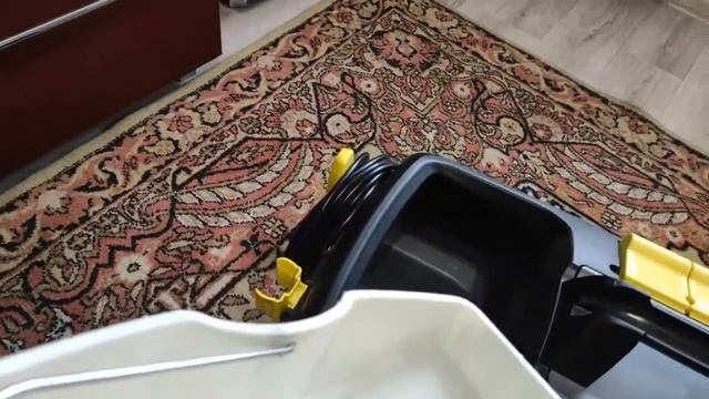 Приготовление чистящего средства и заправка моющего пылесоса Karcher Puzzi 10/1 смотреть онлайн