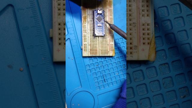 Вопрос: Как припаять ноги к Arduino Nano? Или паяем ноги к Ардуино Нано за 1 минуту! смотреть онлайн