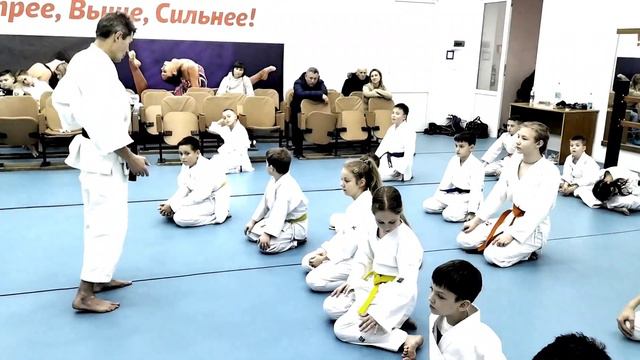 Сенсей не только учитель, но и мучитель. Сенсей должен заставить тебя превзойти свой предел. смотреть онлайн