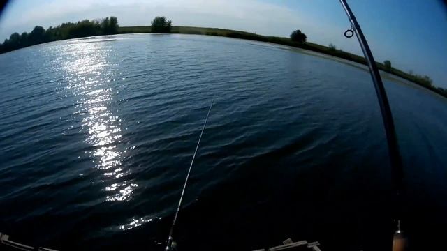 РЫБАЛКА В ПАСМУРНУЮ ПОГОДУ. Щука и лещ на пенопласт смотреть онлайн