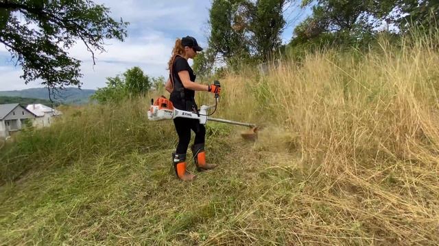 A little fun with Stihl Fs 560-C in big dry grass. смотреть онлайн