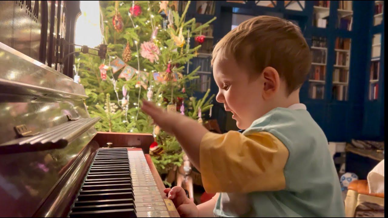 Gavriil Is Rehersing Christmas Music - Гавриил готовит новогодний репертуар