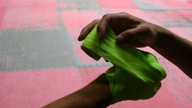 How to Wrap your Hands in Slow Motion смотреть онлайн