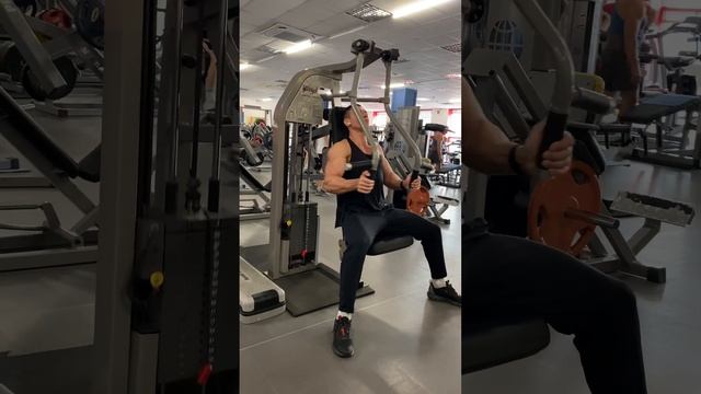 Жим сидя в Хаммере узким хватом (отлично прокачает ваш трицепс,можно заменить базу жим штанги узким