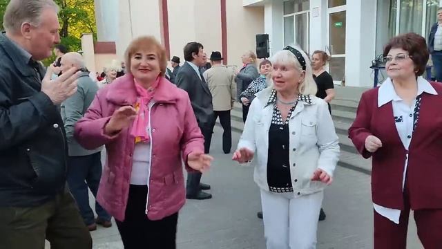 "Расцвела Черёмуха"...на танцполе в Гомельском парке...1.05.2023года. смотреть онлайн