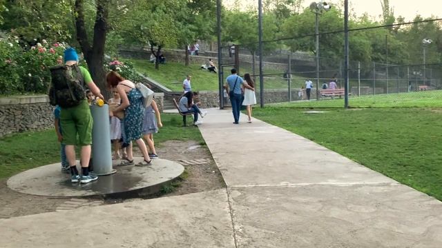 Красивый зелёный парк и его посетители. Будний день в Ереване .Атмосфера ,люди, город . смотреть онлайн