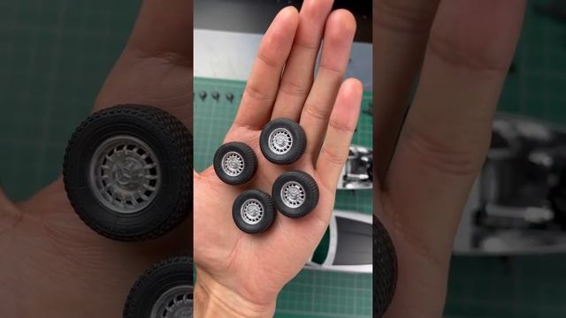 Building Mercedes-Benz 450 SLC Scale Model by Italeri — Complete Build Step by Step смотреть онлайн