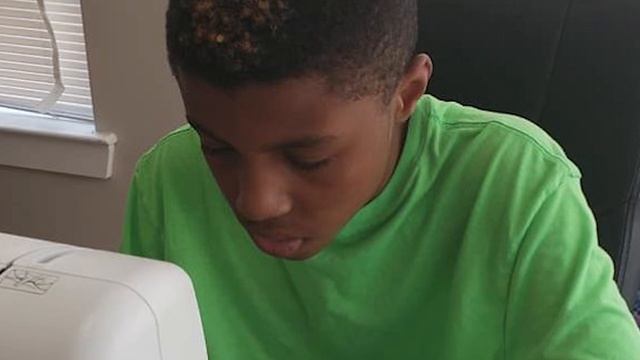 12-летний малыш делает галстуки для собак, чтобы помочь им обрести дом смотреть онлайн