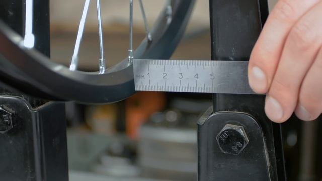 Как исправить и протянуть колесо велосипеда смотреть онлайн