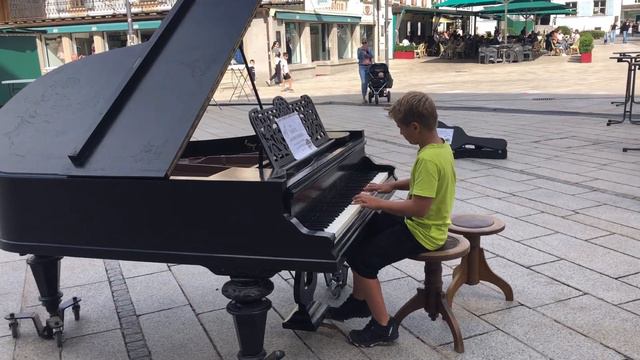 Lukas Graham 7 Years Street Piano Performance смотреть онлайн