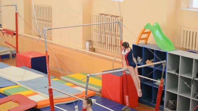 Спортивная гимнастика, брусья.