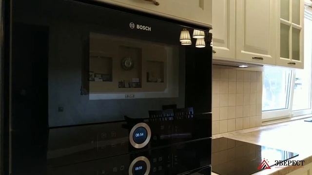 какую кухню выбрать? Классическая кухня под окно фрезерованные крашенные фасады на заказ. смотреть онлайн