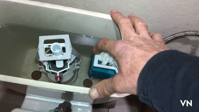 Не держит клапан сливного бачка ? Решение проблемы за минуту. смотреть онлайн