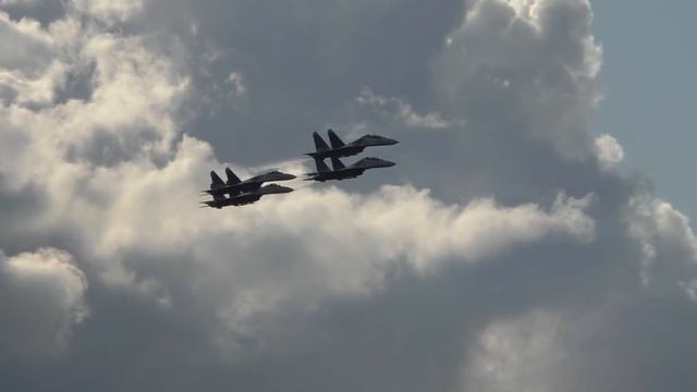 Русские Витязи. Высший пилотаж с радиообменом. МАКС-2015 смотреть онлайн