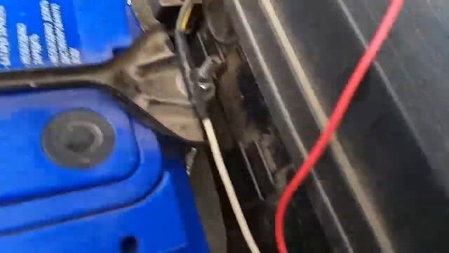 Ошибка P0342 Часть 3. Извиняюсь, перепутал контакты: левый +12В, средний масса, правый - сигнал +5В смотреть онлайн