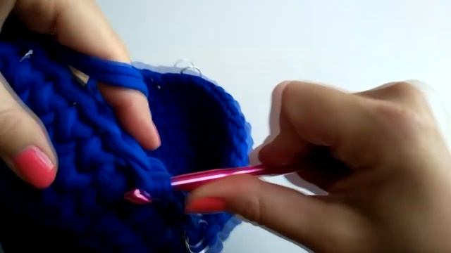 Сумка ракушка крючком из трикотажной пряжи. смотреть онлайн
