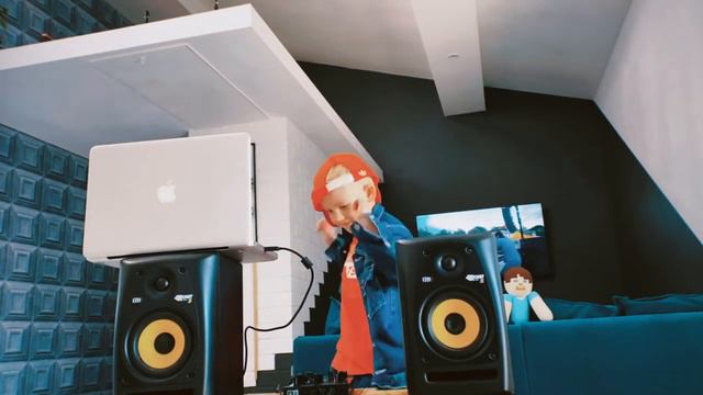 САМЫЙ МОЛОДОЙ DJ MIRON BLONDIN (тусовка дома) смотреть онлайн