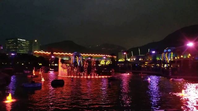 Hong Kong, Ocean Park, Fountain - Гон Конг, Океан Парк, Фонтан смотреть онлайн