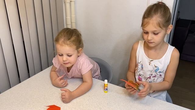 Поделка к новому году: прыгающий Дед Мороз из цветной бумаги или картона. смотреть онлайн