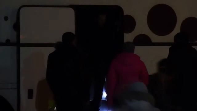 Пьяного мужика не пустили в автобус. Псков, автовокзал. смотреть онлайн