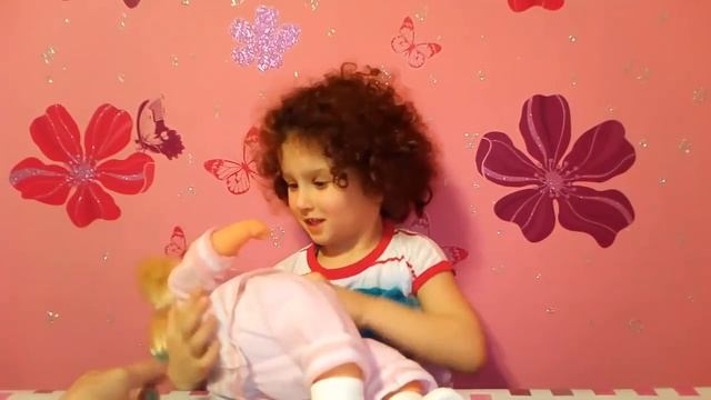 ? Подарки от Пасхального зайчика - интерактивная говорящая кукла Емма // Talking Emma смотреть онлайн