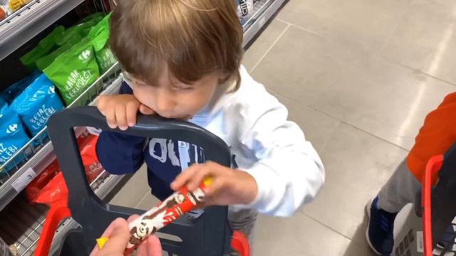 Yusuf ve Fatih Selim çocuk sepetiyle marketten cips çikolata ozmo sürpriz yumurta aldılar😍 смотреть онлайн