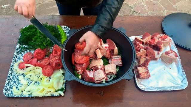 Хашлама из говядины в казане на костре. Говядина с помидорами в казане на костре / Просто и вкусно. смотреть онлайн