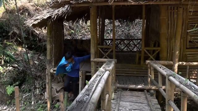 Orphan Boy - Every day he has to go pick up Bottles and catch Oysters in Exchange for Food смотреть онлайн
