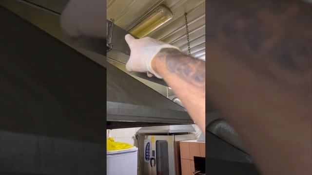 Вытяжка плохо тянет! Чистка вентиляции в кафе от сажи и жира смотреть онлайн