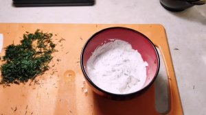 Жареные пельмени со сметанным соусом, вкусно и быстро !