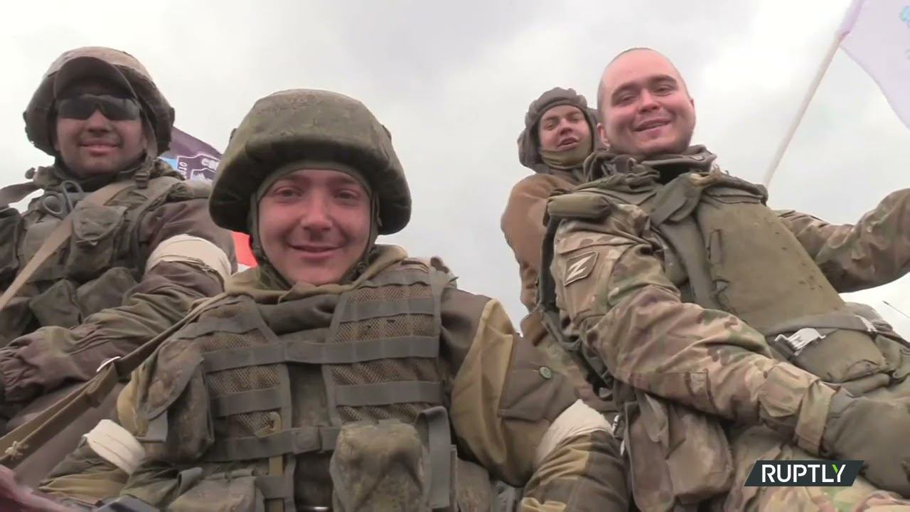 Мирные жители встретили с флагами и цветами вышедших из Мариуполя военных смотреть онлайн