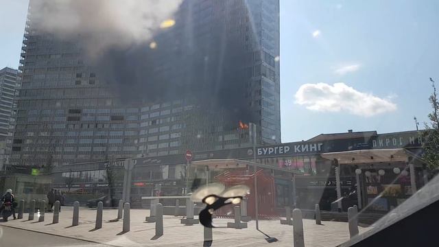 На Новом Арбате вспыхнуло одно из зданий-«книжек» смотреть онлайн