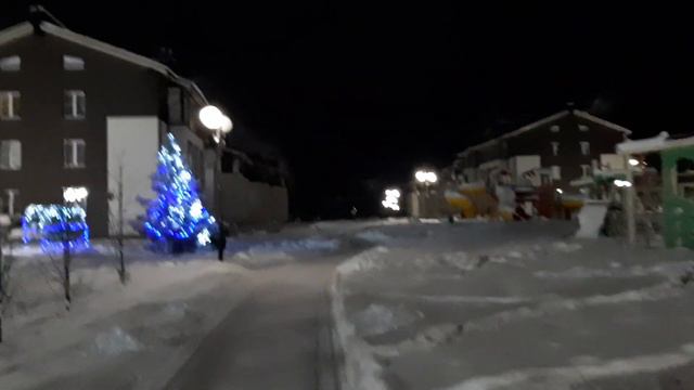 Новый год на днях приходит! Киров, район Елки парк  Елочка на улице