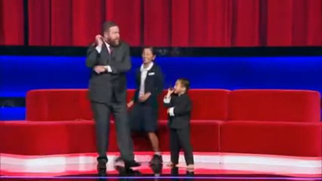 Маленький мальчик пародирует Брюс Ли смотреть онлайн