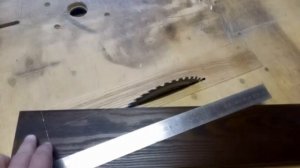 Торцевание досок под углом на циркулярном столе.