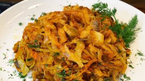 Капуста с грибами на сковороде.