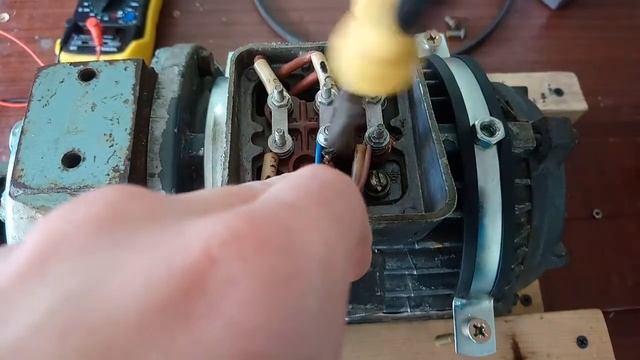 Подключение трех фазного мотора в сеть 220 вольт и запуск с помощью полярных конденсаторов. смотреть онлайн