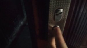 Прокручивается ночная задвижка китайской входной двери делаю ремонт щеколды