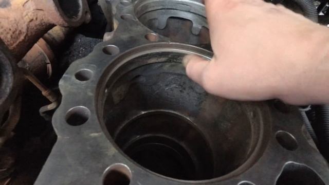 Опять пробило прокладку !!! Detroit 12.7 Выездная фрезеровка блока. смотреть онлайн